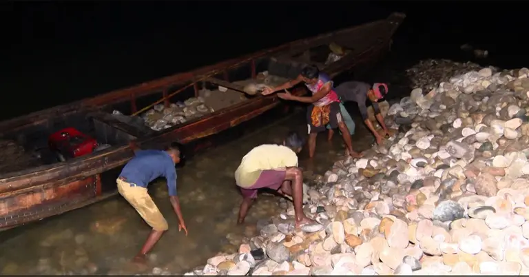 চলছে জব্দকৃত সাদা পাথর প্রতিস্থাপনের কাজ
